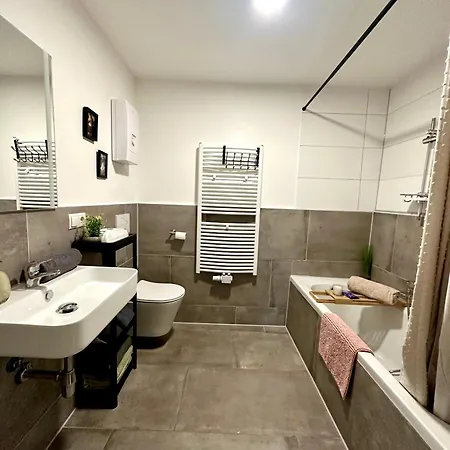 Apartment 3 Bedroom Near Düsseldorf Messe&airport 6 Single Beds Wifi *